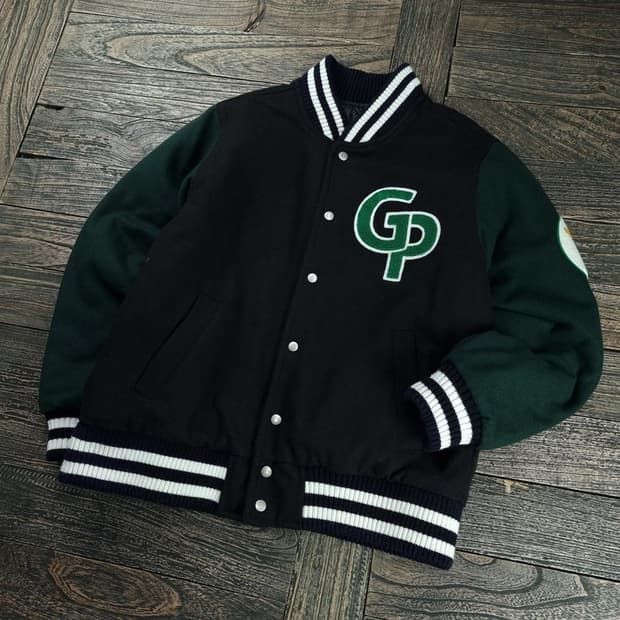 [포엑스알 X 곰표] 로고 자수 패치 바시티자켓 블랙 M18263