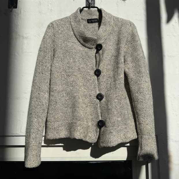 Caravan 울 실크 블렌드 언발란스 니트 가디건 11R