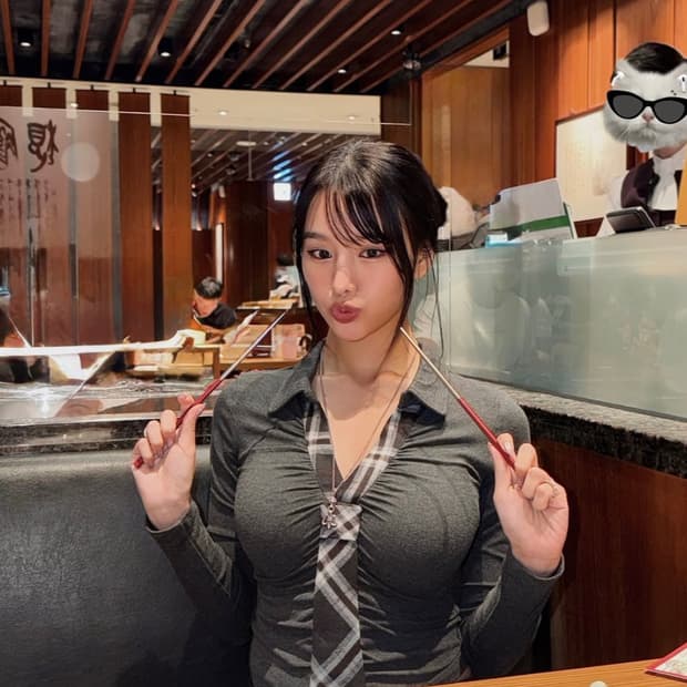 나띠 셔링 넥타이 티셔츠