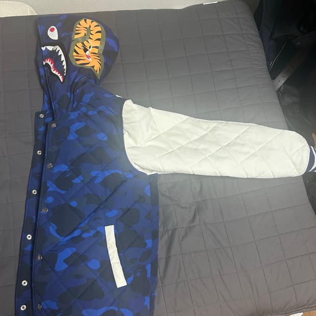 베이프 샤크후드 바시티 자켓