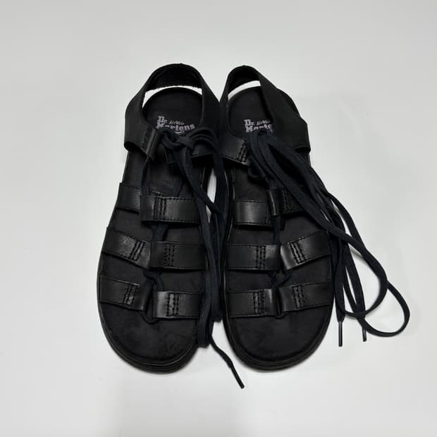 닥터마틴(Dr. Martens) 크리스티나 블랙 샌들