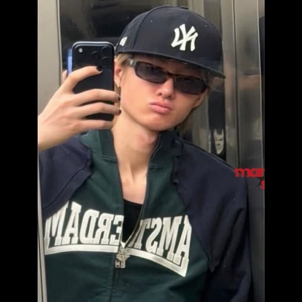 뉴에라 모자 스냅백 코르티스 마틴 착용