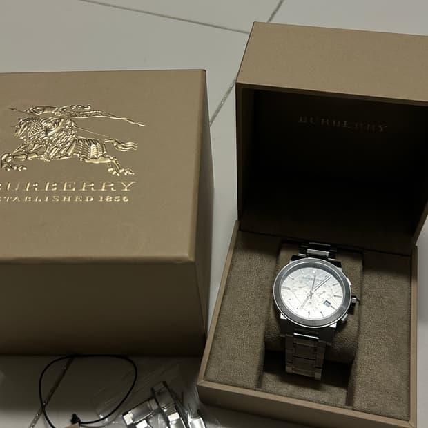 버버리 크로노그래프 쿼츠 메탈시계