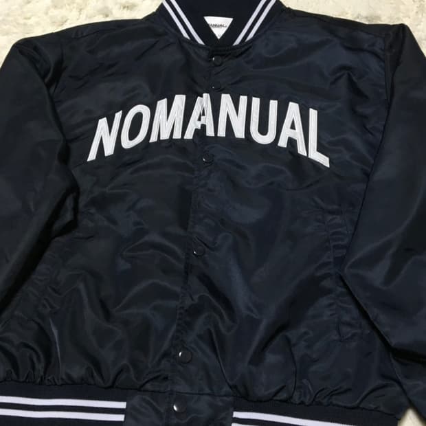 노매뉴얼 아치 로고 바시티 자켓