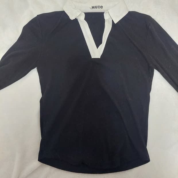 블랙 브이넥 셔츠카라 롱슬리브