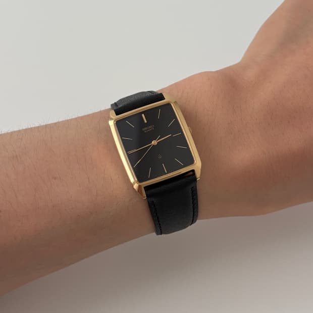 80s chariot black dial gold square quart