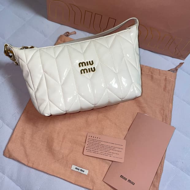 (정품)미우미우 스피릿 마테라쎄 시레 미니백 화이트