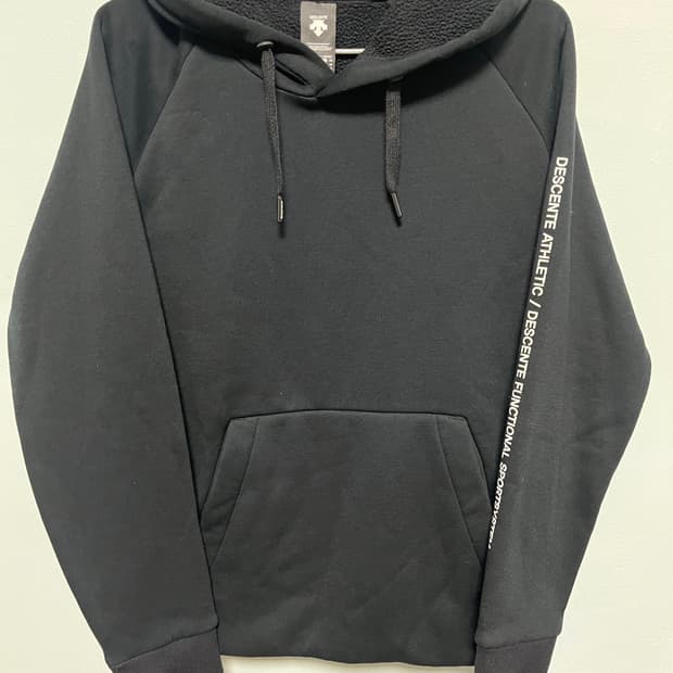 데상트 블랙 기모 후드티