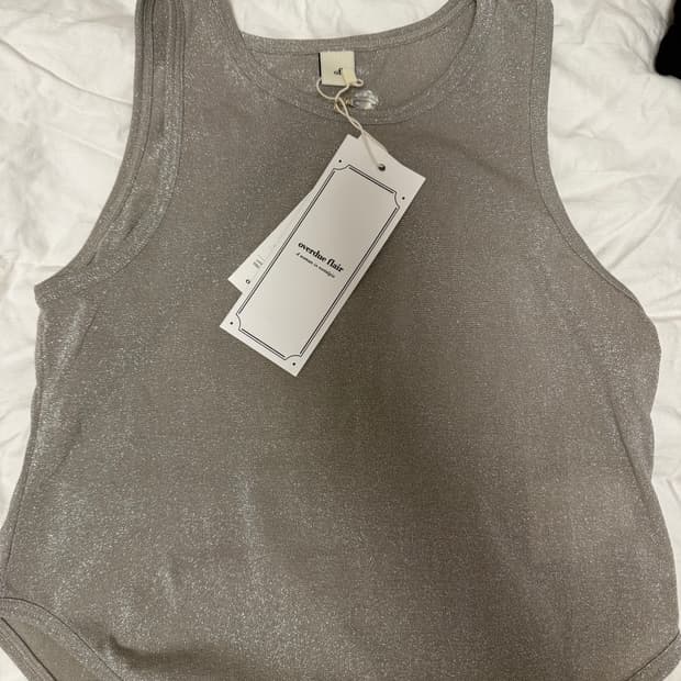 오버듀플레어) METALLIC HALTER TOP BEIGE GREY