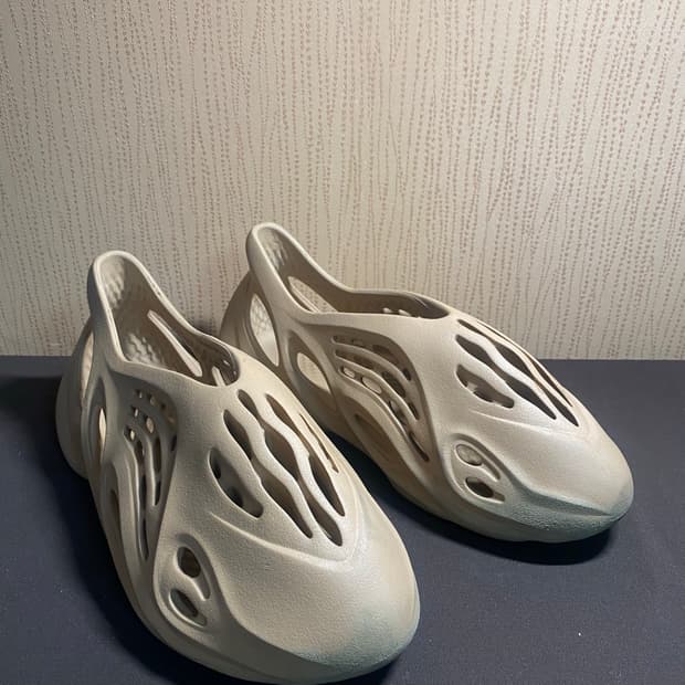 아디다스 이지 폼 러너 오커 285