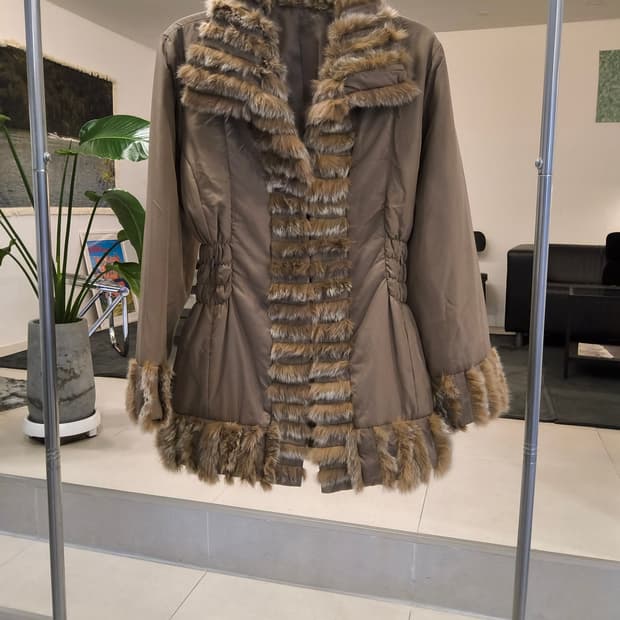 래빗 트리밍 브라운 패딩