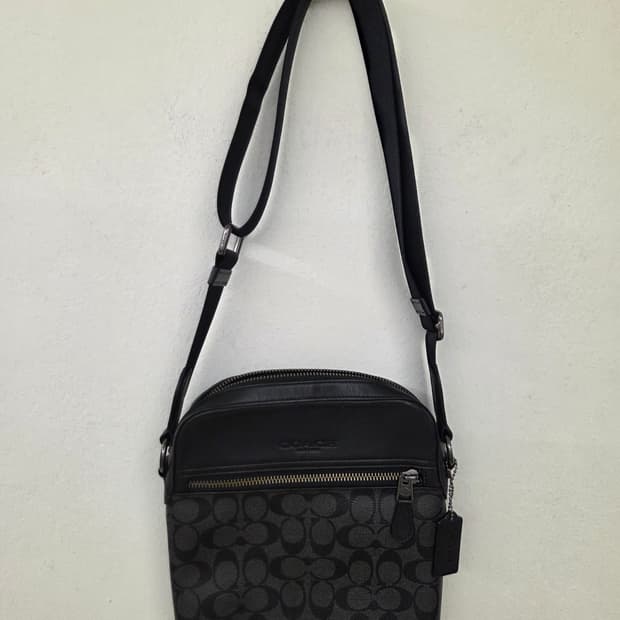 코치 시그니처 패턴 크로스백 블랙