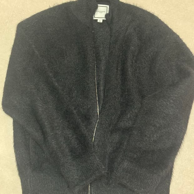 우영미 25fw 블랙 헤어리 스웨터 집업 48사이즈