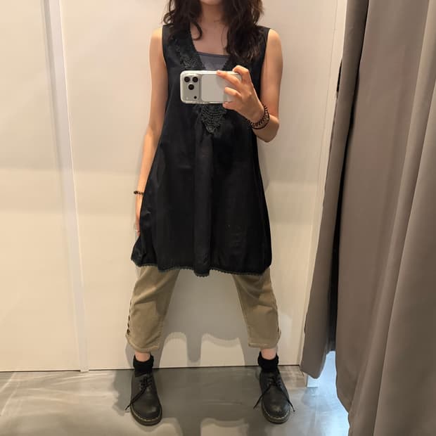 빈티지 브이넥 슬리브리스 블라우스 크로셰 레이스 디테일 루즈핏 블랙