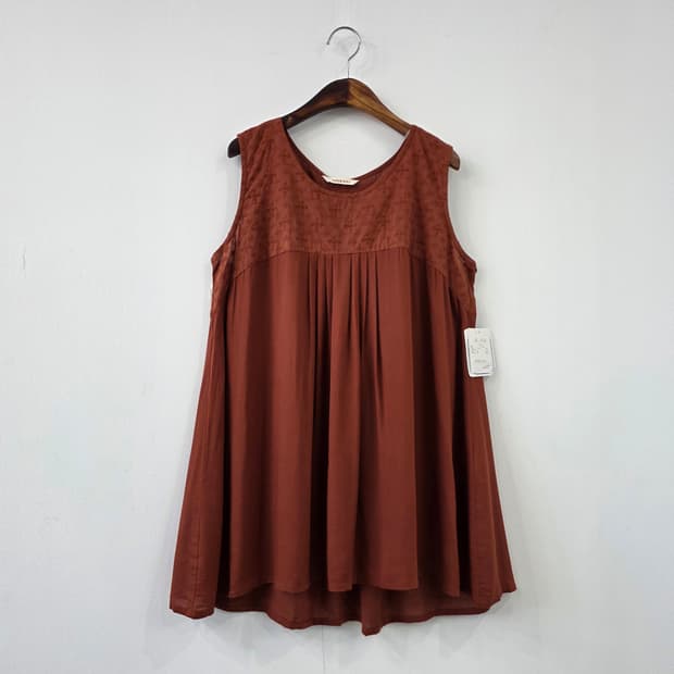 브릭 브라운 자수 플레어 슬리브리스 블라우스