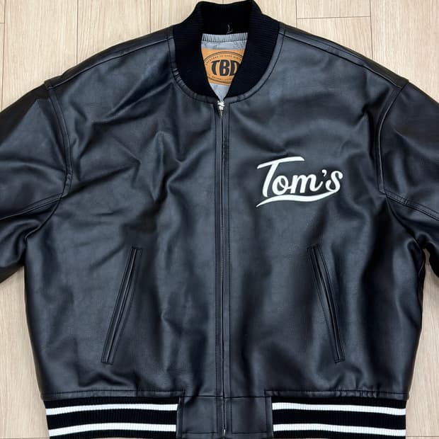 현재 단종된 톰스벌스데이 TBD 바시티 봄버 자켓 블랙