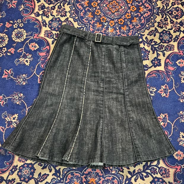 버버리(Burberry) 벨티트 데님 흑청 미디 스커트 36