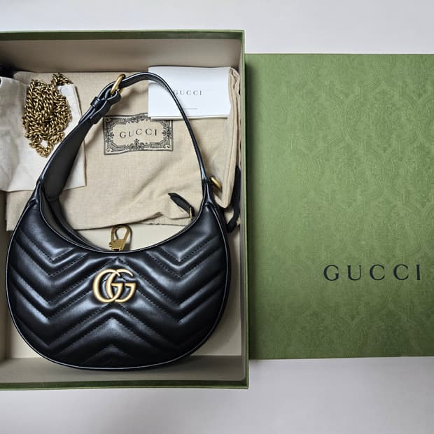 구찌 하프문 가죽 숄더백 