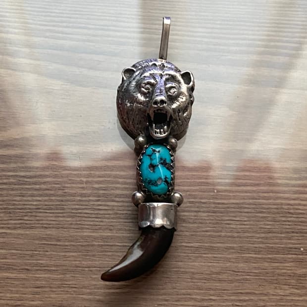 레스 힐의 나바호 인디언주얼리 터키석 베어클로 펜던트 판매합니다.