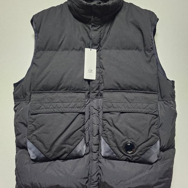 CP컴퍼니 에코 크롬 R 믹스드 다운 패딩 조끼 25FW (새상품)