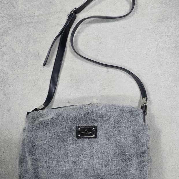 꾸레쥬 그레이 퍼 숄더백 