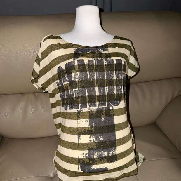 stripe pattern cross lettering top