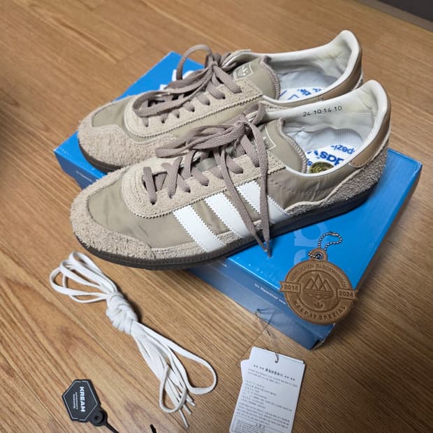 아디다스 웬슬리 스페지알 카드보드 오프 화이트 260