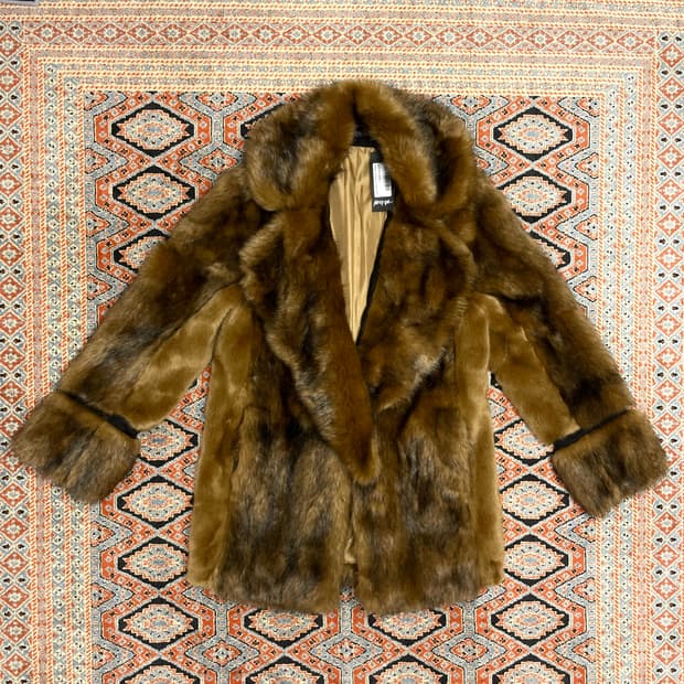 (새제품) 내스티갈 브라운 페이크퍼 자켓 UK4