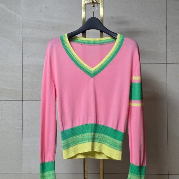 비비안웨스트우드 소매 오브 자수 배색 V넥 니트