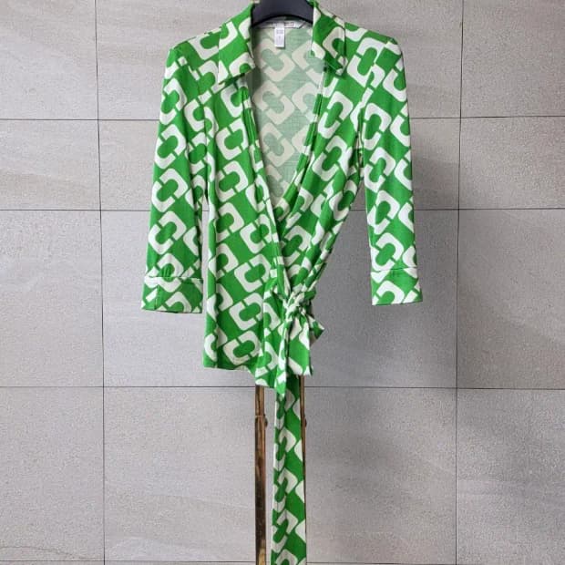 DVF 실크 기하학 패턴 랩 블라우스