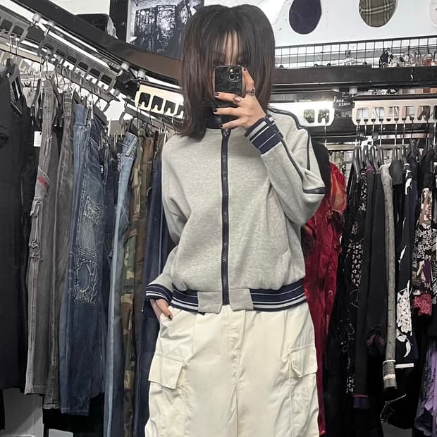 어깨라인 지퍼 디테일 배색 집업