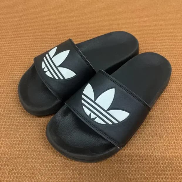아디다스 불꽃로고 슬라이드 슬리퍼 245 G07065
