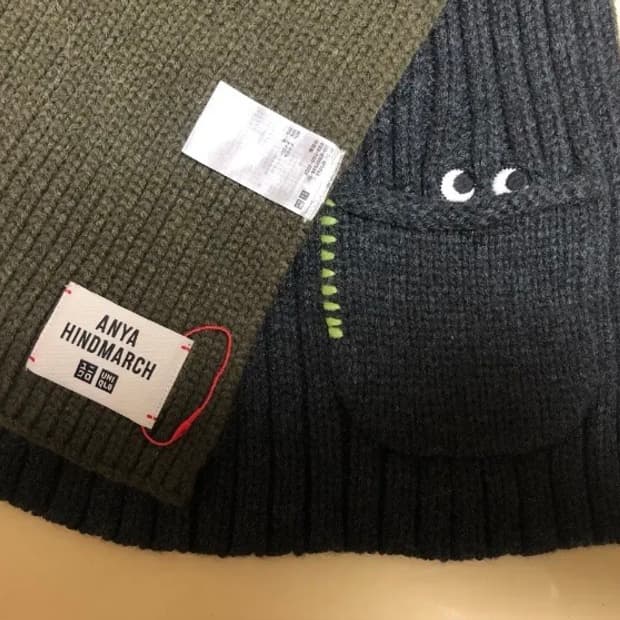 유니클로 안야힌드마치 목도리 카키&차콜