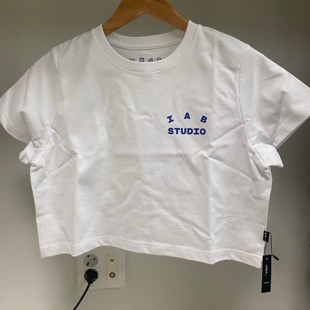 (새상품) 아이앱스튜디오 크롭 티셔츠