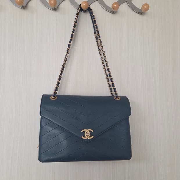 샤넬 쉐브론 브이 스티치 3단 플립백