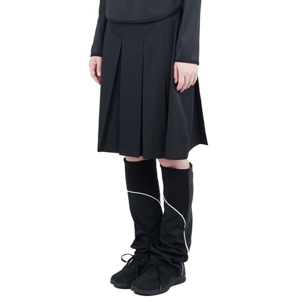 지초이 AW25 PLEATED SKIRT WITH LEG WARMERS