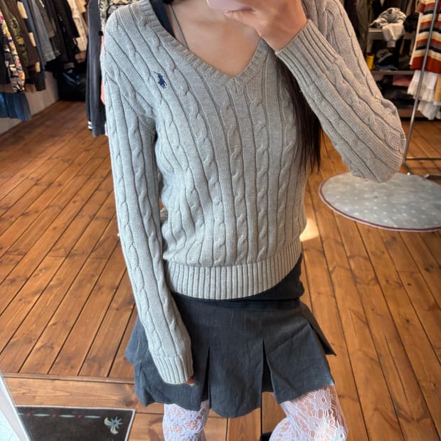 폴로 그레이 브이넥 니트
