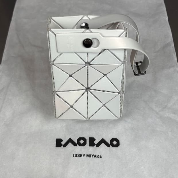 [리오브] 이세이미야케 바오 바오 루센트 메탈릭 실버 핸드백