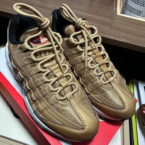 나이키 에어맥스 95 프리미엄 QS 골드 (250) 판매합니다.