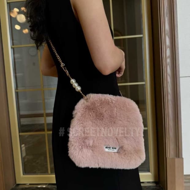 미우미우 뷰티 퍼 파우치백 가방 핑크 크로스백 숄더백