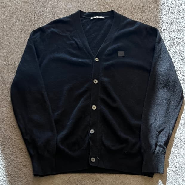 아크네스튜디오 스마일패치 울 가디건 처분 