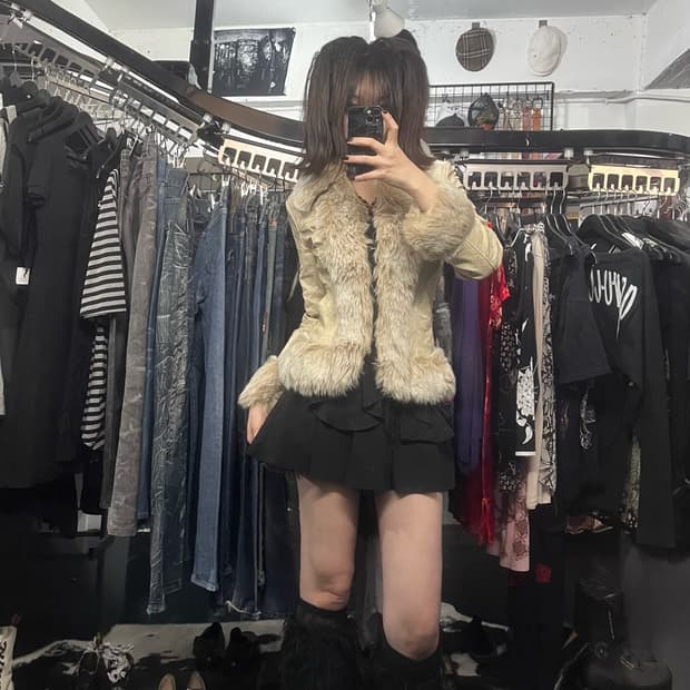 슬림핏 베이지 퍼 무스탕