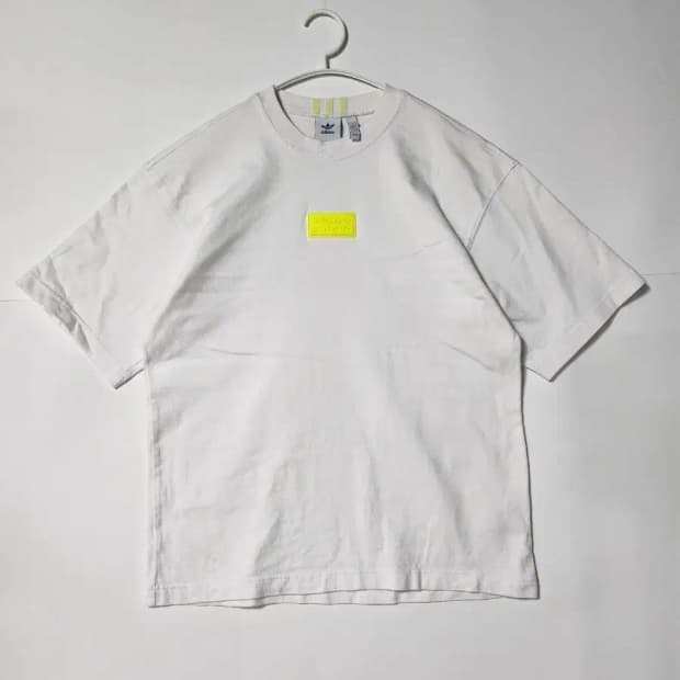 아디다스 화이트 반팔 티셔츠 형광 로고