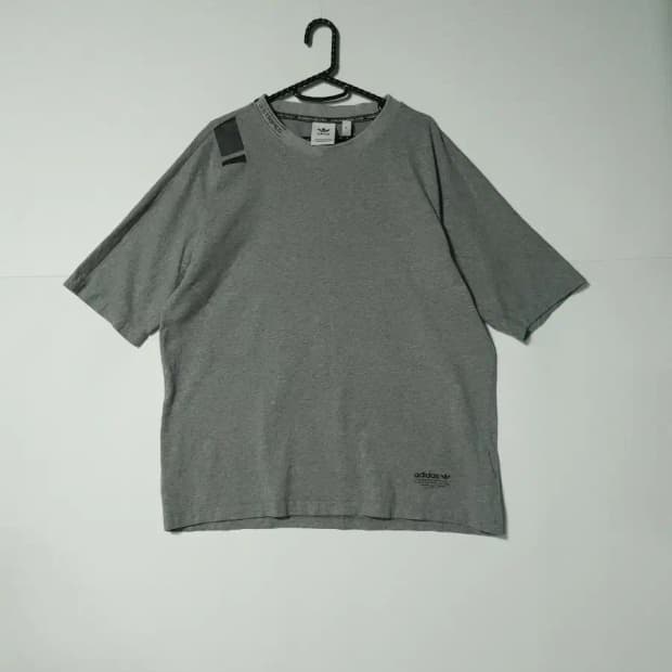 아디다스 3선 포인트 반팔 티셔츠 회색