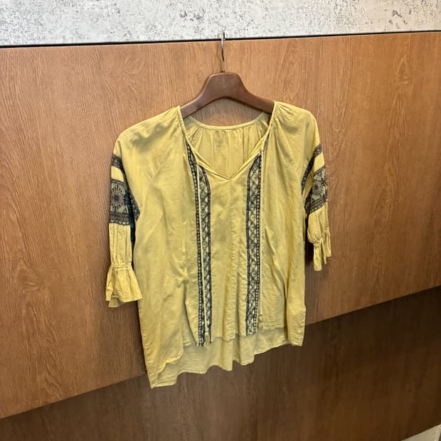 빈티지 브이넥 블라우스 7부 에스닉 자수 디테일 머스타드 k332