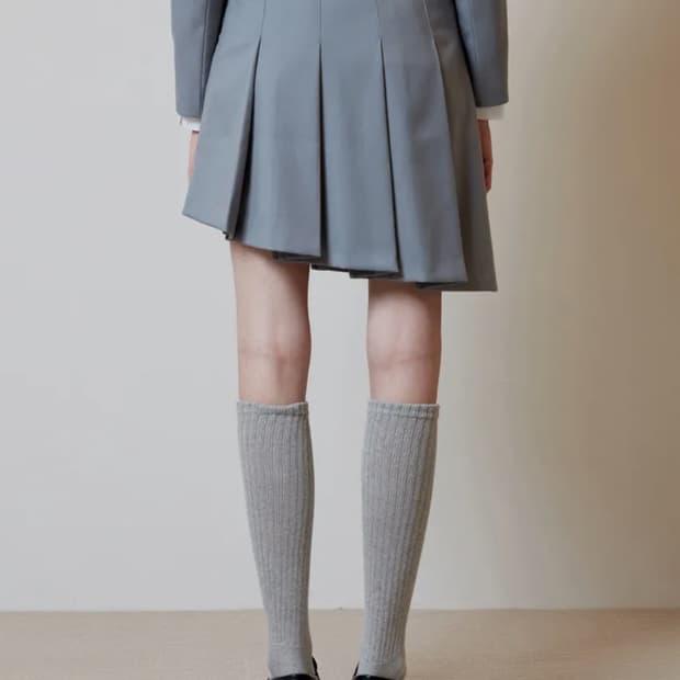 오아이오아이 DIAGONAL PLEATS SKIRT LIGHT GREY