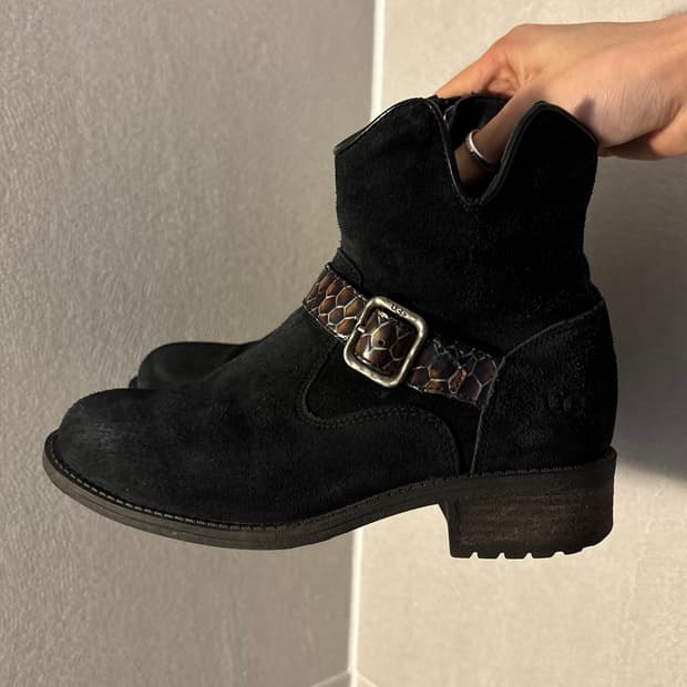 어그 스웨이드 버클 앵클 부츠