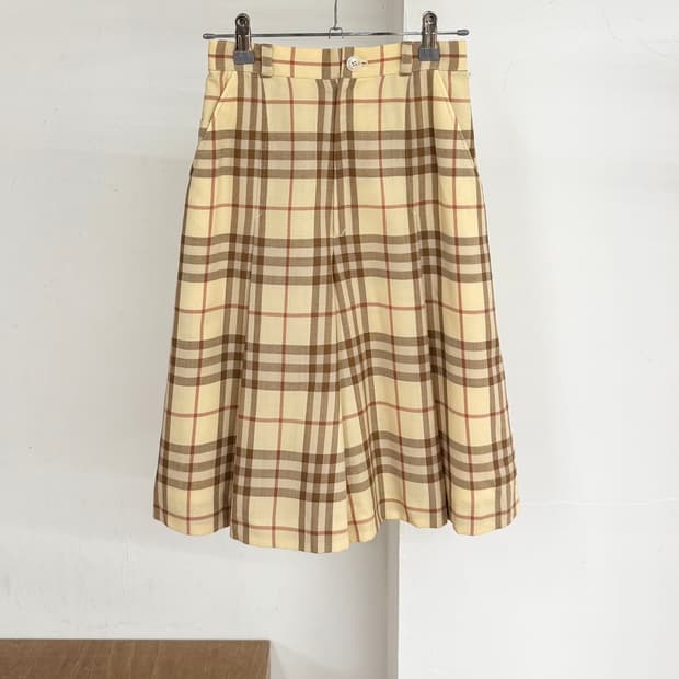 버버리 옐로우 노바체크 핀턱 미디스커트 