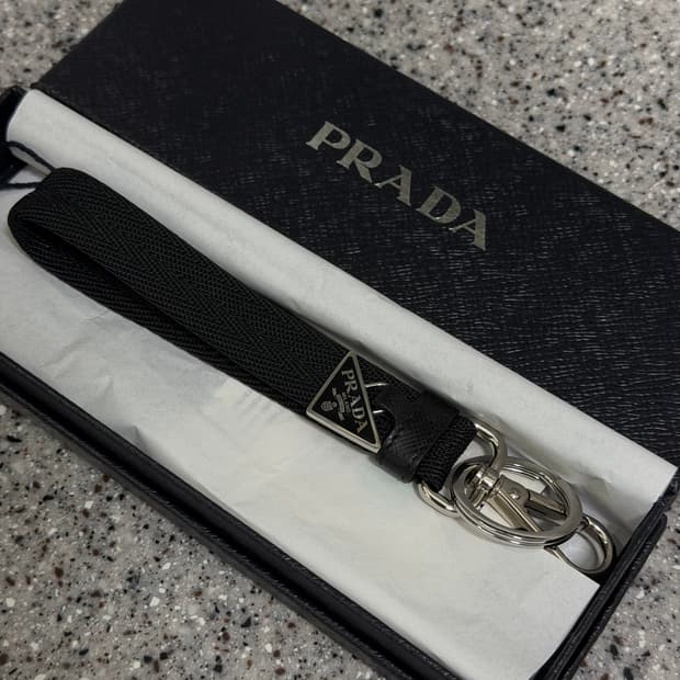프라다 로고 키홀더(키링) 블랙 새상품