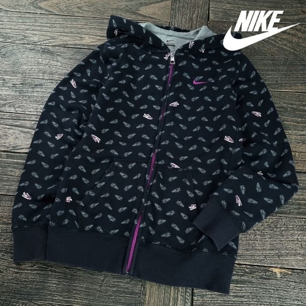 [나이키] 스우시 자수 멀티 패턴 후드 집업 블랙 M19508